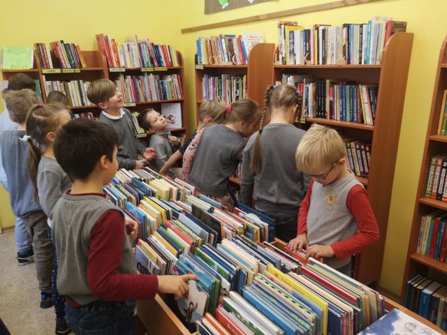 Ogresgala pamatskolas 1. klases skolēni atnākuši iepazīties ar pagasta bibliotēku